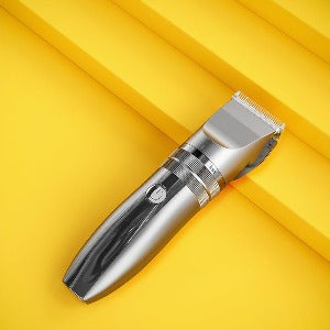 Máquina elétrica em Titanium com lâminas de Cerâmica, com carregamento USB, para cortar e aparar cabelo e barba